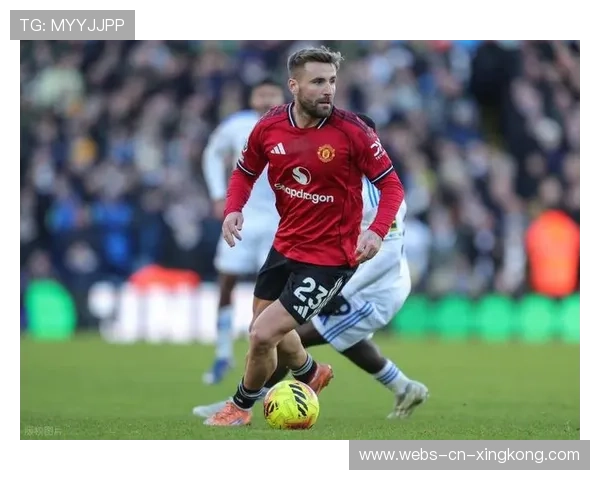 卢克·肖禁区左侧大力抽射差点破门